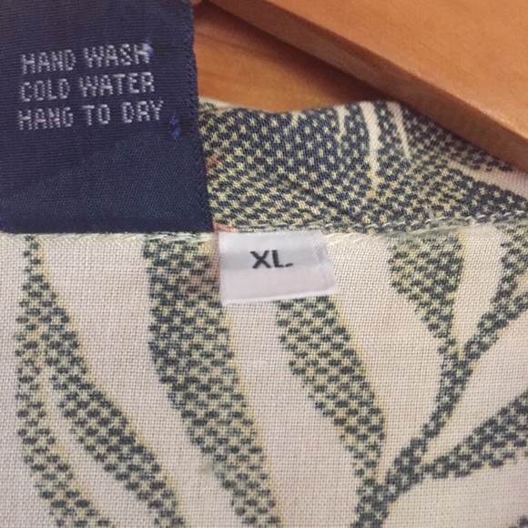 Hibiscus 🌺 Collection Aloha Button down - Picture 3 of 7